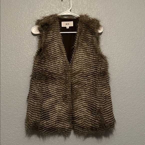 JACK by BB Dakota Faux Fur Vest - Picture 2 of 6